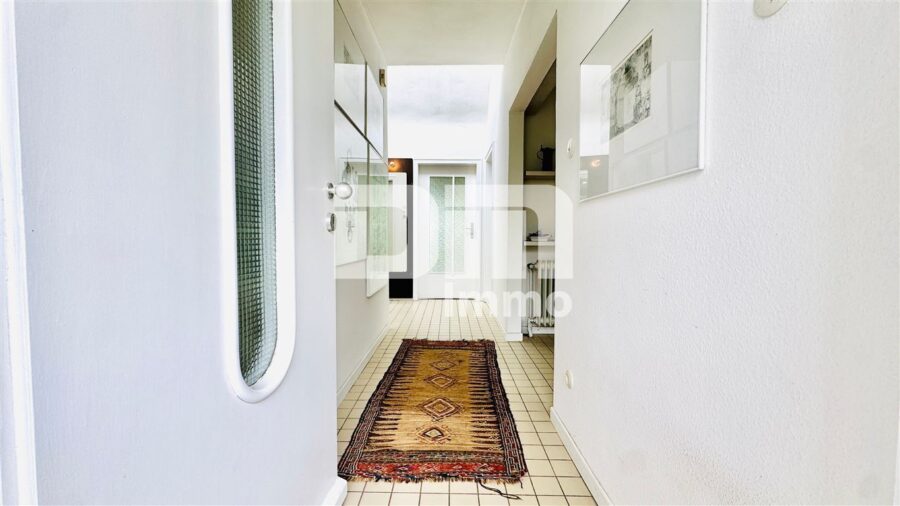 Charmantes altengerechtes Reihenmittelhaus mit idyllischem Garten in begehrter Lage - EG Haupteingang / Flur / Diele / Büro /Gäste offen